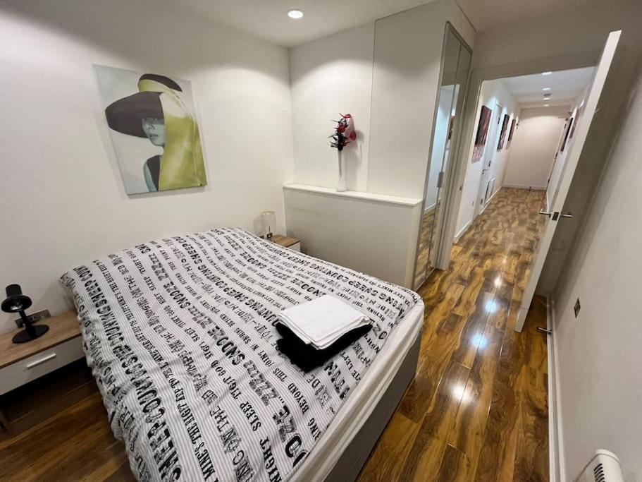 Spacious 2 Bedroom Flat Stunning Waterside View Manchester Buitenkant foto