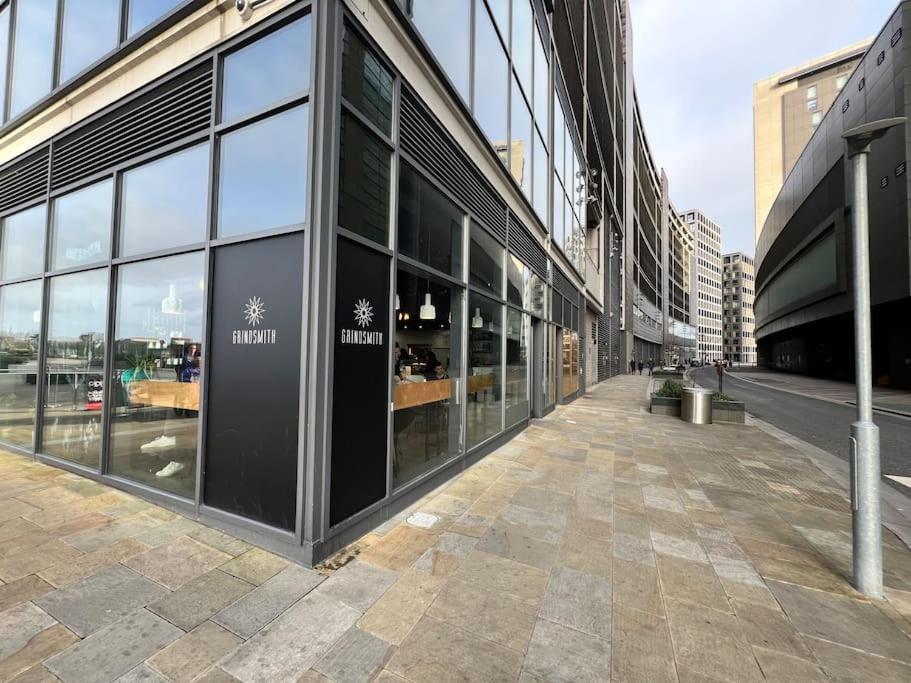 Spacious 2 Bedroom Flat Stunning Waterside View Manchester Buitenkant foto