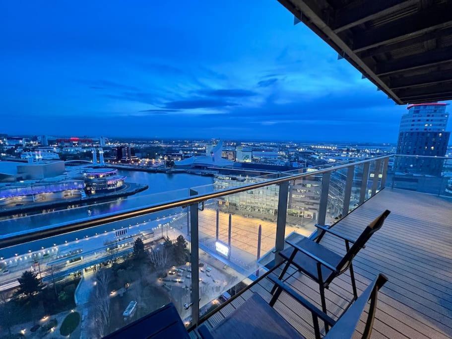 Spacious 2 Bedroom Flat Stunning Waterside View Manchester Buitenkant foto