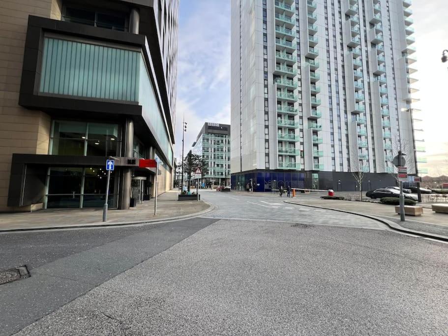 Spacious 2 Bedroom Flat Stunning Waterside View Manchester Buitenkant foto