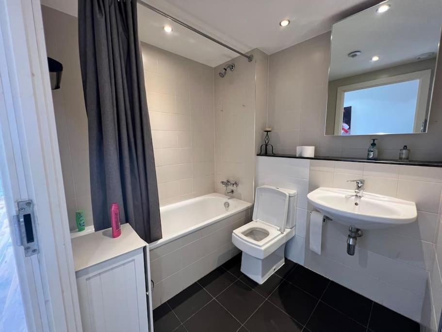 Spacious 2 Bedroom Flat Stunning Waterside View Manchester Buitenkant foto