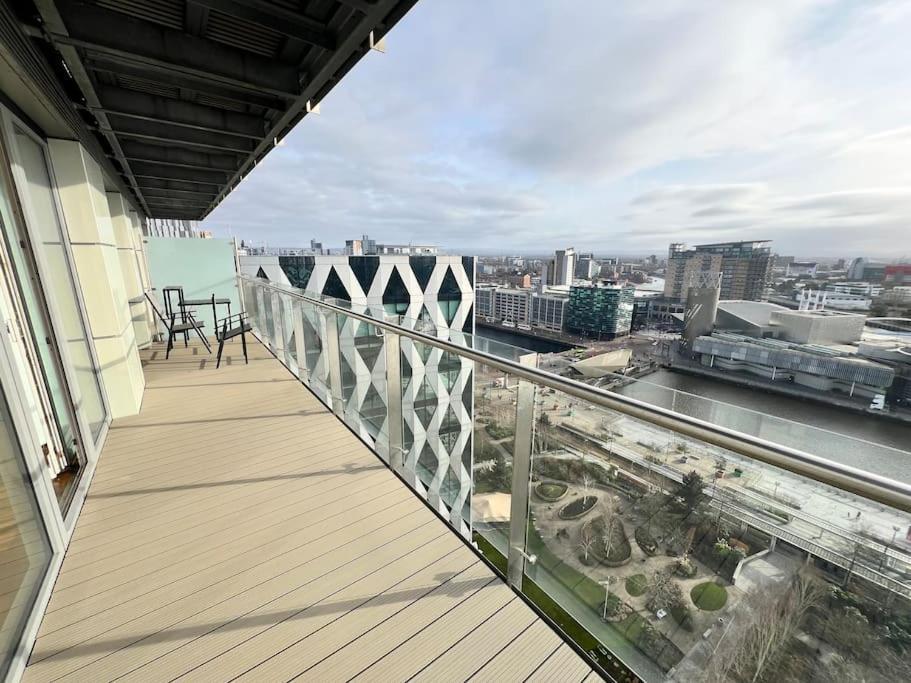 Spacious 2 Bedroom Flat Stunning Waterside View Manchester Buitenkant foto