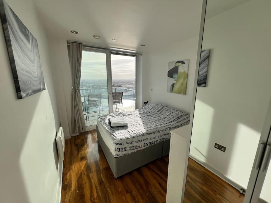 Spacious 2 Bedroom Flat Stunning Waterside View Manchester Buitenkant foto