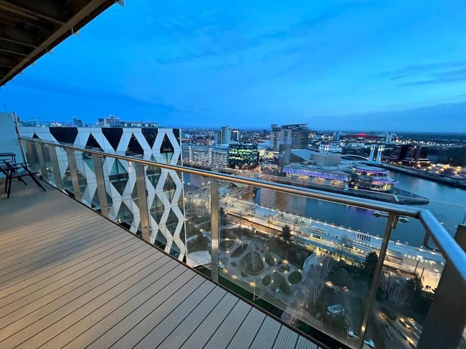 Spacious 2 Bedroom Flat Stunning Waterside View Manchester Buitenkant foto