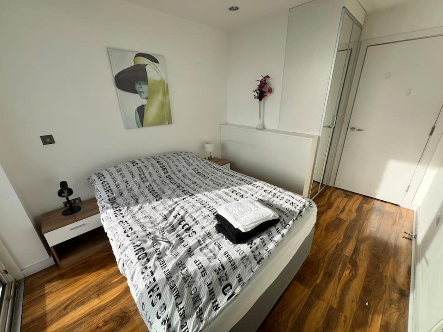 Spacious 2 Bedroom Flat Stunning Waterside View Manchester Buitenkant foto