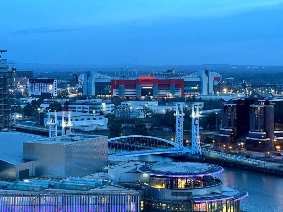 Spacious 2 Bedroom Flat Stunning Waterside View Manchester Buitenkant foto
