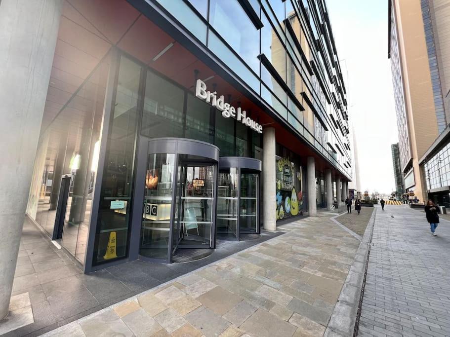 Spacious 2 Bedroom Flat Stunning Waterside View Manchester Buitenkant foto