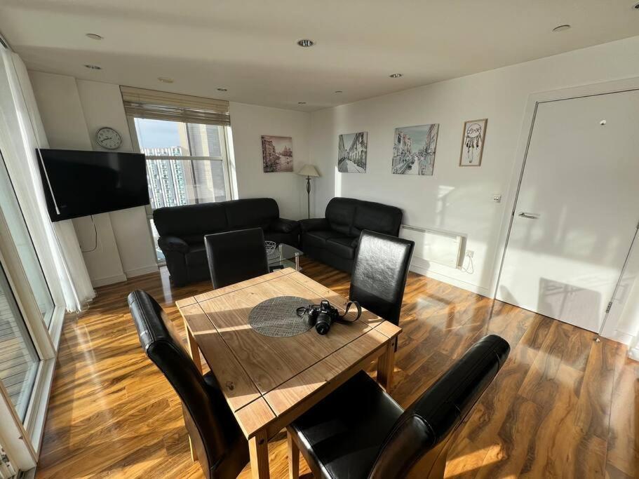 Spacious 2 Bedroom Flat Stunning Waterside View Manchester Buitenkant foto