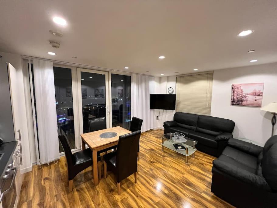 Spacious 2 Bedroom Flat Stunning Waterside View Manchester Buitenkant foto